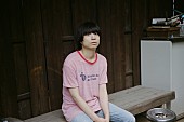「尾崎世界観（クリープハイプ）、NHK『おやすみ日本 眠いいね！』生出演で映画トーク＆弾き語り」1枚目/1