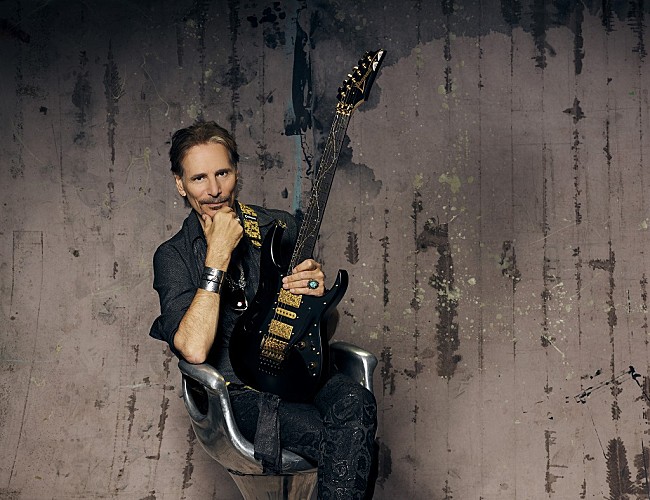 「スティーヴ・ヴァイ、今月発売の最新ALより新曲「ゼウス・イン・チェインズ」公開」1枚目/3