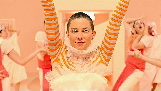 「シーア初監督映画『ライフ・ウィズ・ミュージック』から音楽シーンをまとめたサウンドトラックMV公開」1枚目/2