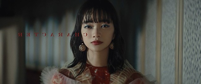 「緑黄色社会、女優・見上愛がダンスに挑戦「キャラクター」MVプレミア公開」1枚目/6