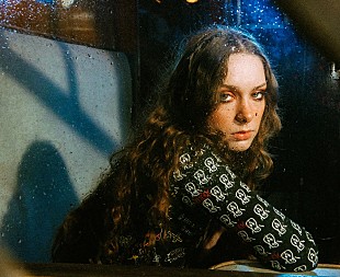 「ホリー・ハンバーストーン、迷いを感じている人々へ向けた新曲「London Is Lonely」公開」