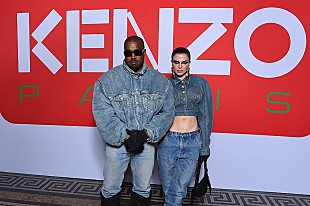 「カニエ・ウェスト、新恋人ジュリア・フォックスとパリでレッドカーペット・デビュー」