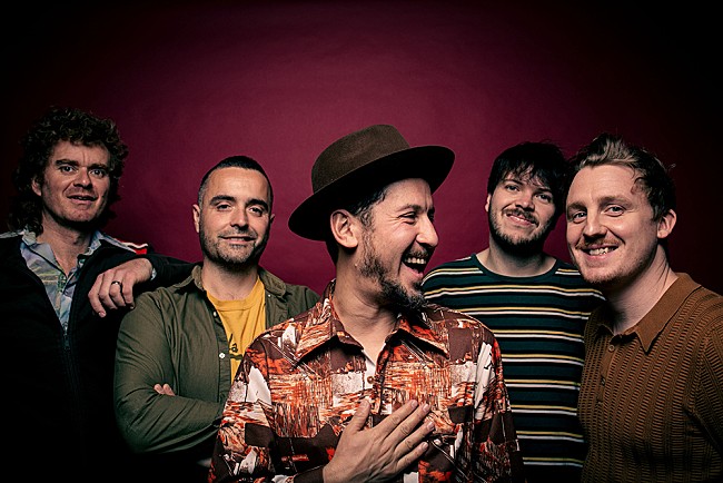 「ママズ・ガン、約4年ぶりとなるニューAL『Cure The Jones』完成」1枚目/2