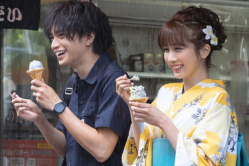「中島健人×松本穂香、Netflix映画『桜のような僕の恋人』のデートシーン到着」1枚目/4