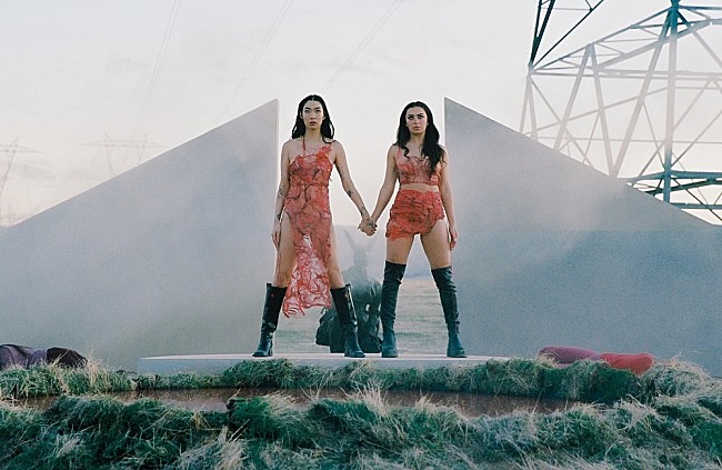 「チャーリーXCX＆リナ・サワヤマ、コラボ曲「Beg For You」MVでカルトの神学を描く」1枚目/4