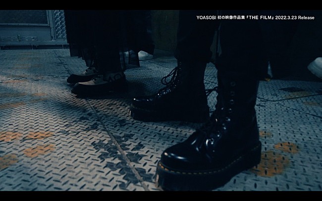 「YOASOBI、配信ライブだからこその印象的な映像「あの夢をなぞって」公開」1枚目/3