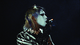 「イヴ・トゥモア、最新EPリード曲の強烈なMV公開」