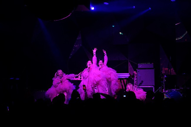 「CHAI、北米ツアー開幕　超満員のニューヨーク公演レポが到着」1枚目/1