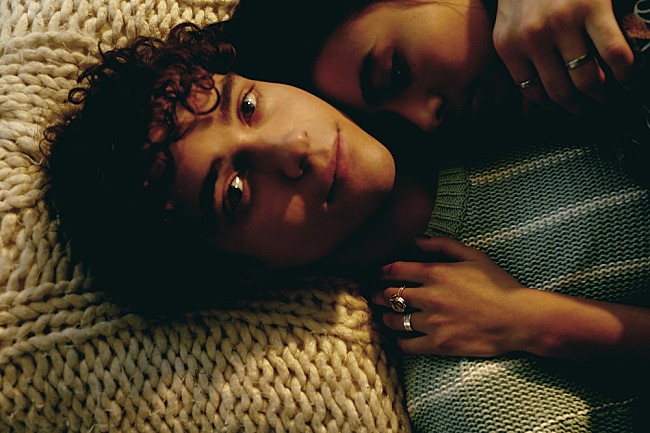 「ジョシュア・バセット、実生活にインスパイアされた新曲「ドッペルゲンガー」MV公開」1枚目/1