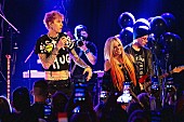 「アヴリル・ラヴィーン、新作リリース記念ライブでマシン・ガン・ケリーとコラボ曲初パフォーマンス」1枚目/1