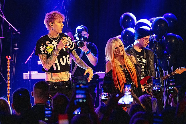 「アヴリル・ラヴィーン、新作リリース記念ライブでマシン・ガン・ケリーとコラボ曲初パフォーマンス」1枚目/1