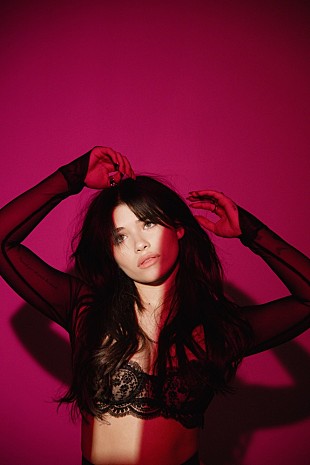 「ネッサ・バレット、パワフルな新曲「ダイイング・オン・ジ・インサイド」で美の基準に抵抗」