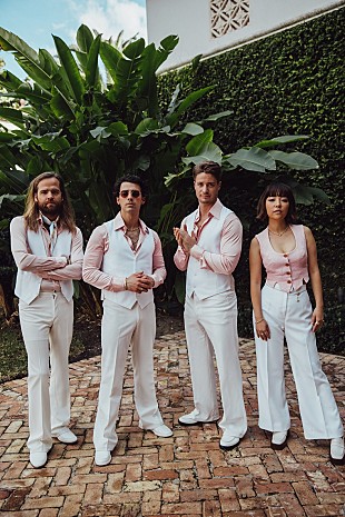 「カイゴ×DNCE、ディスコ・ポップ・アンセム「ダンシング・フィート」MVで80年代をオマージュ 」