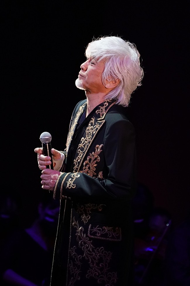 「＜ライブレポート＞さらなる理想郷へ。玉置浩二、アニバーサリーイヤーを飾る新たなオーケストラ公演のツアーが開幕」1枚目/8