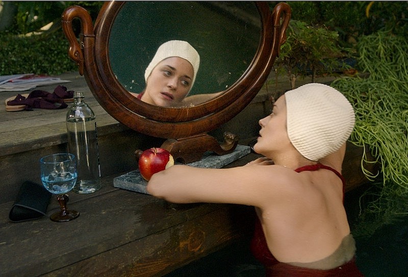 マリオン・コティヤールが背泳ぎで歌唱、レオス・カラックス監督『アネット』本編映像