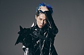 「MIYAVI、アニメ『トライブナイン』OPテーマ「Strike It Out」ジャケ写＆アー写公開　5月にBillboard Live公演も開催決定」1枚目/4