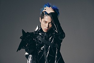 「MIYAVI、アニメ『トライブナイン』OPテーマ「Strike It Out」ジャケ写＆アー写公開　5月にBillboard Live公演も開催決定」