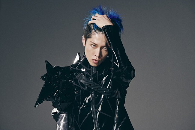 「MIYAVI、アニメ『トライブナイン』OPテーマ「Strike It Out」ジャケ写＆アー写公開　5月にBillboard Live公演も開催決定」1枚目/4