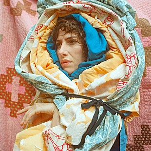 「オルダス・ハーディング、新曲「Fever」MVで様々な表情を覗かせる」