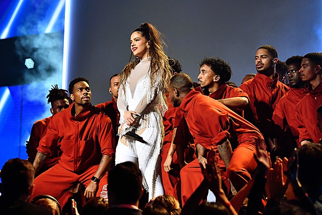 「ロザリア、米人気番組『SNL』で最新ALから2曲をパフォーマンス」1枚目/1