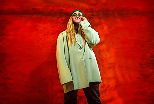 「トーンズ・アンド・アイ、新曲「アイズ・ドント・ライ」のMV公開「一人だからって孤独というわけではない」」