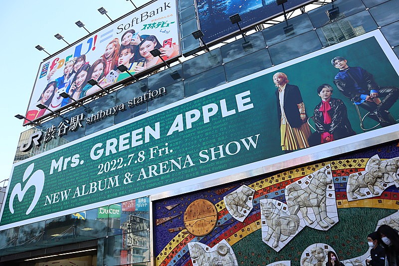 Mrs. GREEN APPLE、渋谷駅前大型看板に登場　メンバーインスタ開設＆新曲キャンペーンも 