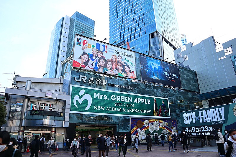 「	Mrs. GREEN APPLE 渋谷駅前大型看板」2枚目/7