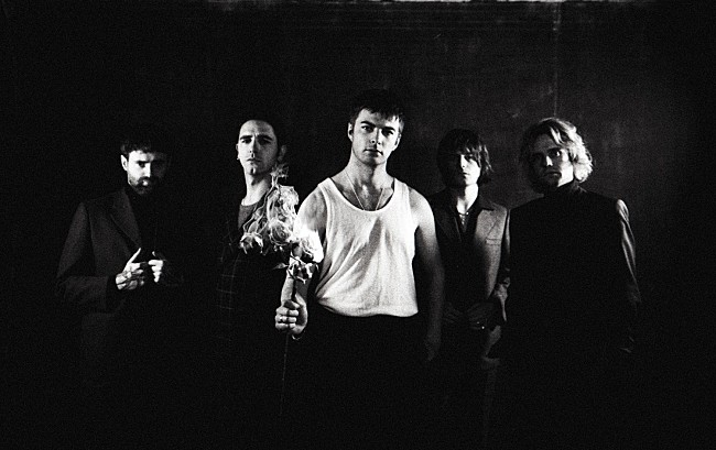 「フォンテインズD.C.、3rdアルバム『スキンティ・フィア』からタイトル曲のMV解禁」1枚目/1