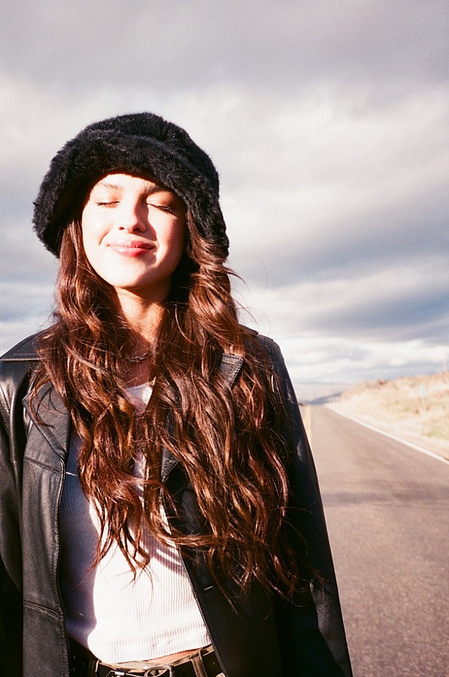 「＜インタビュー＞オリヴィア・ロドリゴ 自身の大ヒット作『サワー』に迫る映画でファンが新たに見つける発見とは」1枚目/5