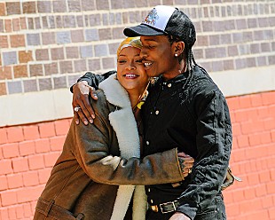 「リアーナ、薬指のダイヤの指輪についての質問をかわす」