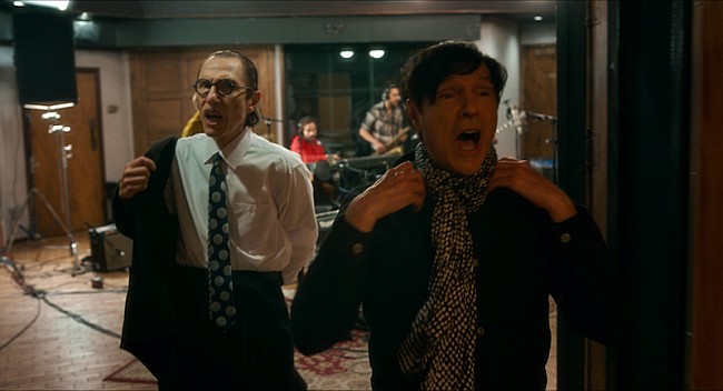 「レオス・カラックス×スパークス『アネット』冒頭映像が到着「息すらも止めて　ご覧ください」」1枚目/2