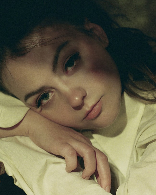 「エンジェル・オルセン、ジョナサン・ウィルソンをプロデューサーに迎えた新作完成」1枚目/1