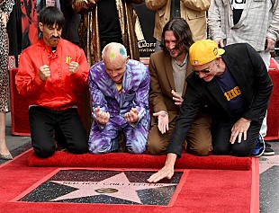 「レッド・ホット・チリ・ペッパーズ、ジョージ・クリントンら参加のハリウッド殿堂入り式典の映像が公開」