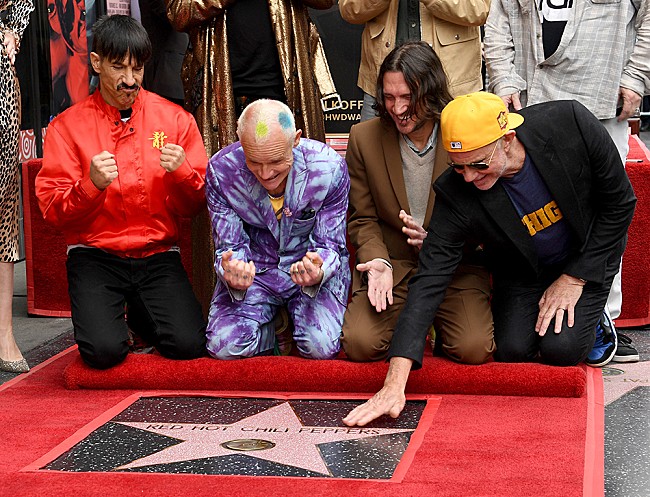 「レッド・ホット・チリ・ペッパーズ、ジョージ・クリントンら参加のハリウッド殿堂入り式典の映像が公開」1枚目/1