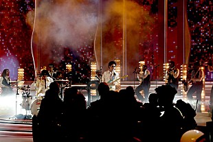 「【第64回グラミー賞】シルク・ソニック、ラスベガスにぴったりの「777」で開幕」