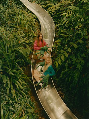 「ウェット・レッグ、新曲「Ur Mum」は“怒りを鎮めるために書いたディス・ソング”」