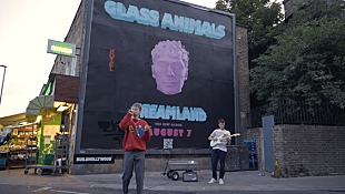 「グラス・アニマルズ、全米No.1曲「ヒート・ウェイヴス」の和訳付きパフォーマンス・ビデオ公開」