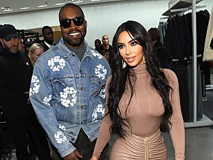 「キム・カーダシアン、離婚申請後に夫カニエ・ウェストと8か月間口を聞かなかったと明かす」