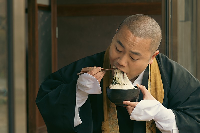 「「しろめし修行僧」“たくあん”ハナコ岡部がとろろ飯６杯を堪能　「たくあんの息切れのシ－ンがシュ－ル過ぎて爆笑」」1枚目/1