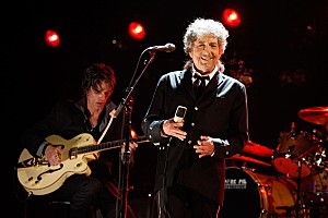 ボブ・ディラン 5セット ボブ・ディラン、壮大な「CDボックス・セット」と「ハーモニカ型USB