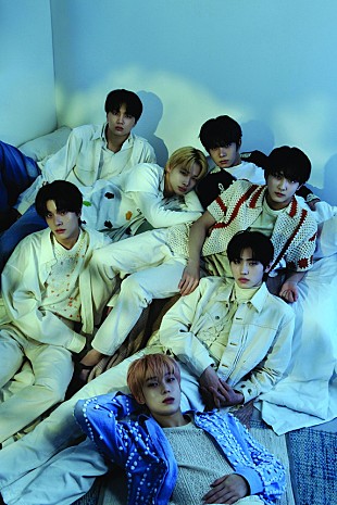 「ENHYPEN、日本2ndシングル『DIMENSION : 閃光』リリースに向け、“GLEAM ver.”のコンセプトフォトを公開」