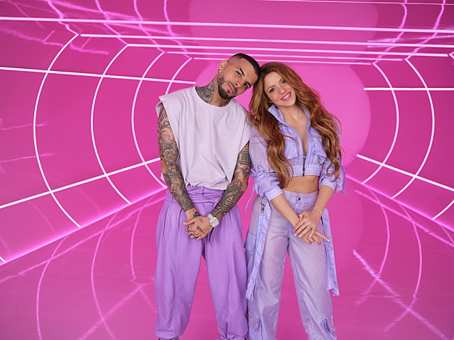 「シャキーラ＆ラウ・アレハンドロ、コラボ曲「Te Felicito」MVでロボット・ダンスを披露」1枚目/2