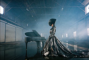 「アミリア・ムーア、新曲「crybaby」ピアノver.の一発撮りビデオ公開」