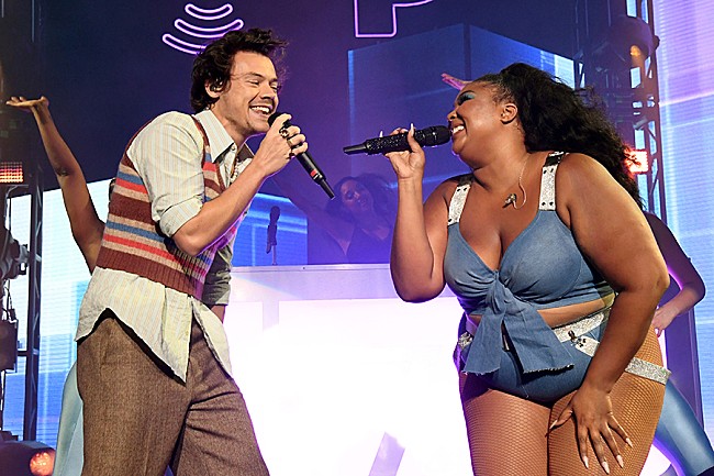 「【コーチェラ2022】ハリー・スタイルズ、リゾと「アイ・ウィル・サバイブ」＆1Dのヒット曲をデュエット」1枚目/1