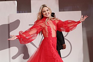 「ケイト・ハドソン、自身のアルバムを制作していると投稿」