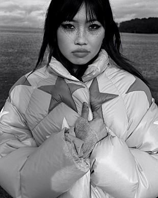 「Z世代を代表するSSW、ビーバドゥービーが「See You Soon」のミュージックビデオを公開」