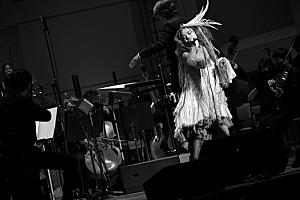 ライブレポート＞Chara×オーケストラ東京公演、30周年を飾るプレミアム