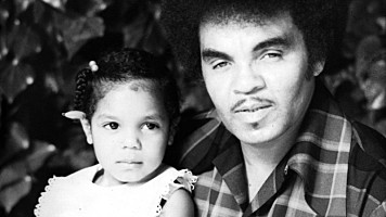 ジャネットが兄と生家を訪れる、『ジャネット・ジャクソン 私の全て