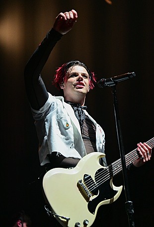 「ヤングブラッド、ポーランドの通りにプライド・カラーを塗り現地ファンとの約束を果たす」