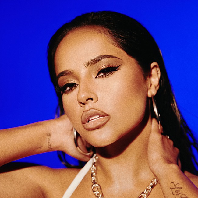 「ベッキー・G、ダンサブルな新曲「BAILE CON MI EX」のMV解禁」1枚目/2